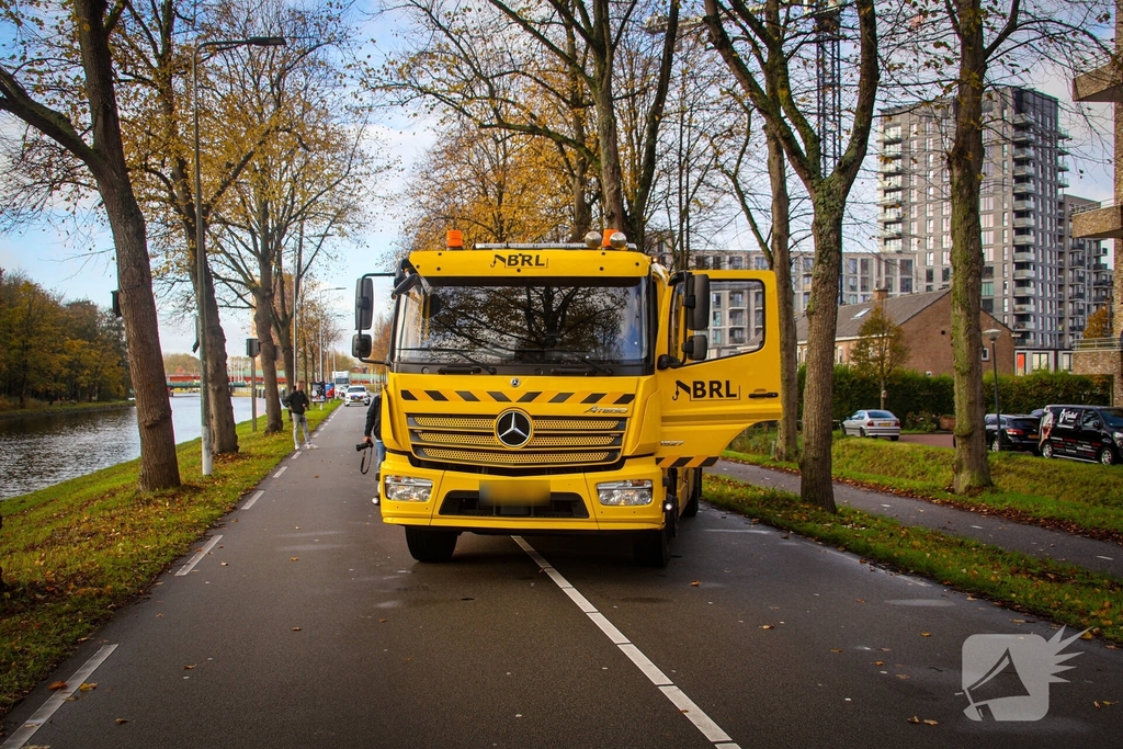 Landrover belandt op zijkant door ongeval met boom