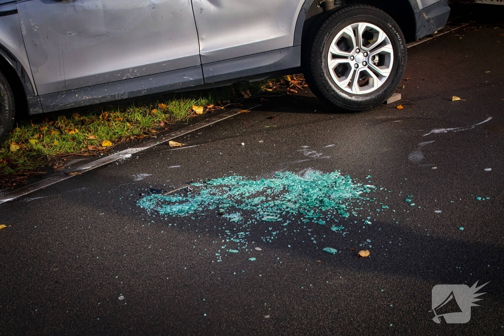 Landrover belandt op zijkant door ongeval met boom