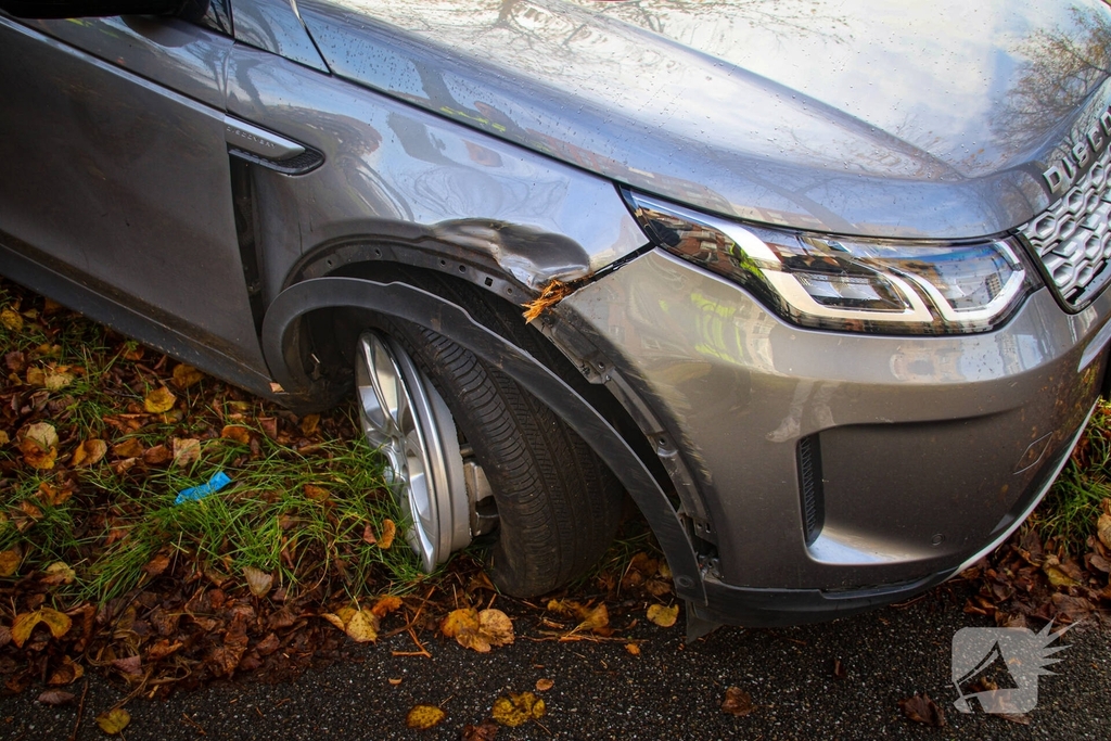 Landrover belandt op zijkant door ongeval met boom
