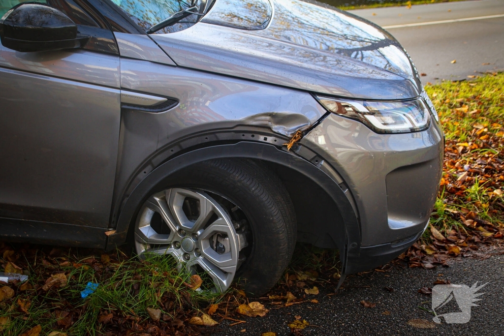 Landrover belandt op zijkant door ongeval met boom
