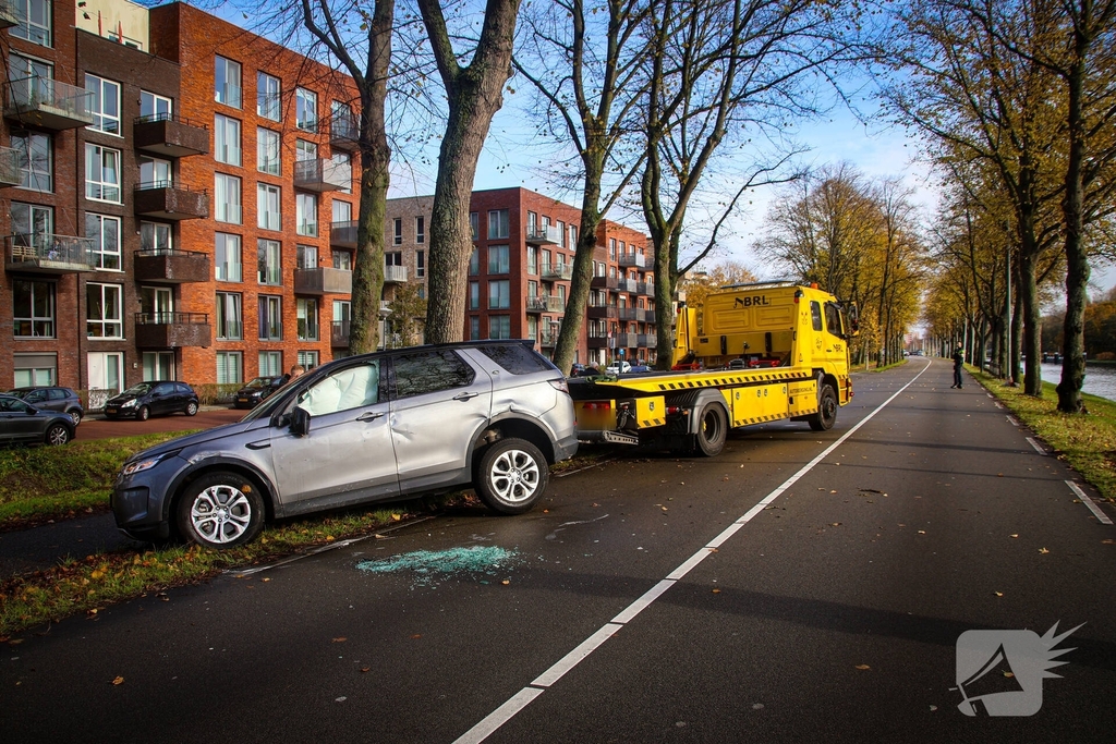 Landrover belandt op zijkant door ongeval met boom