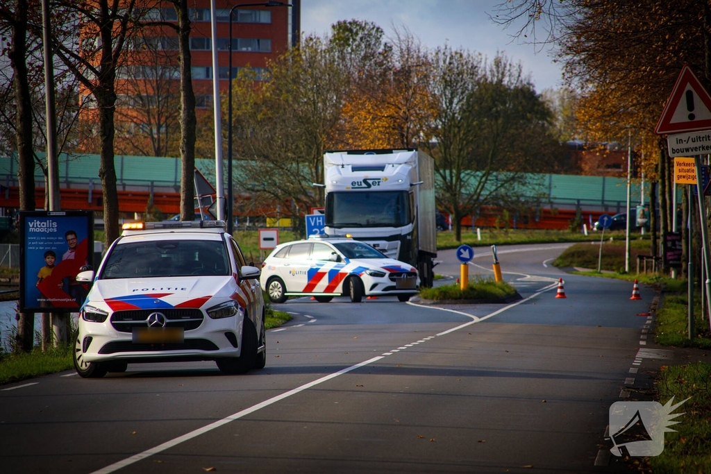 Landrover belandt op zijkant door ongeval met boom