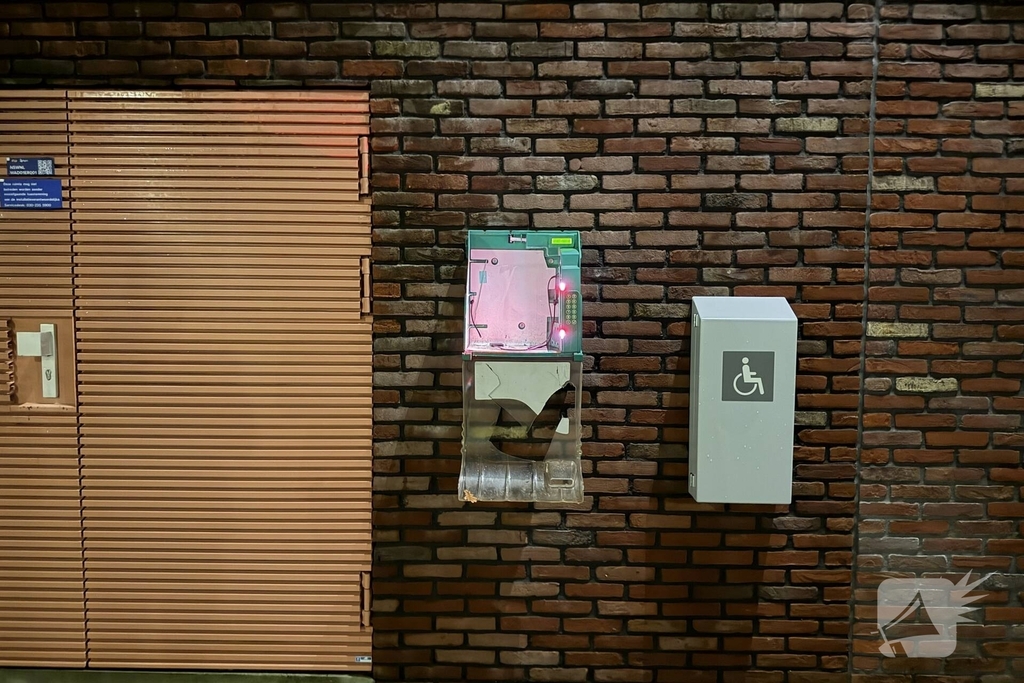 AED gestolen na vandalisme met vuurwerk