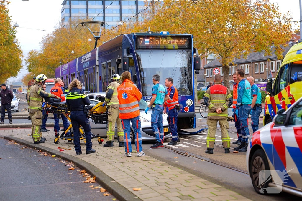 Botsing auto tegen tram leidt tot gewonden