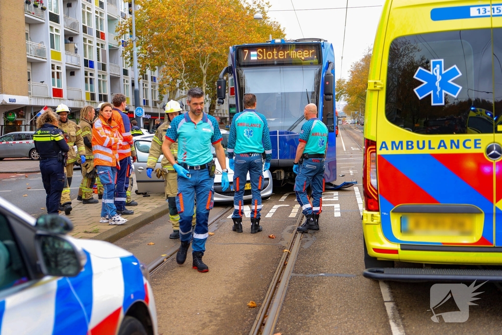 Botsing auto tegen tram leidt tot gewonden
