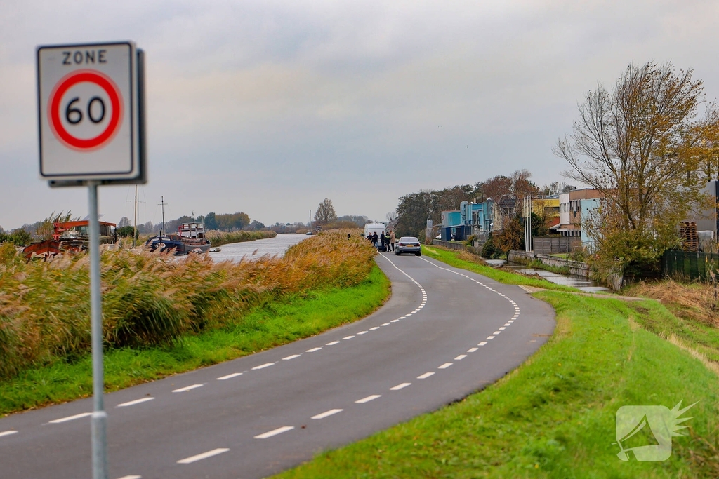 Overleden persoon in water aangetroffen, politie doet onderzoek