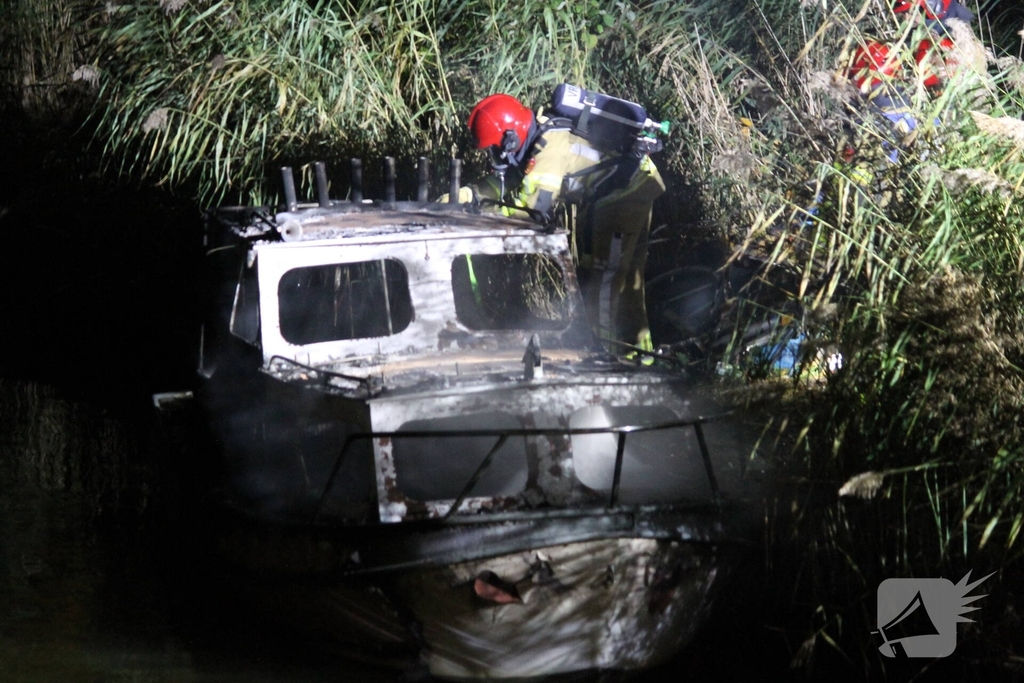 Bootje volledig verbrand tijdens brandincident