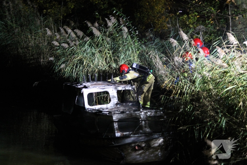 Bootje volledig verbrand tijdens brandincident