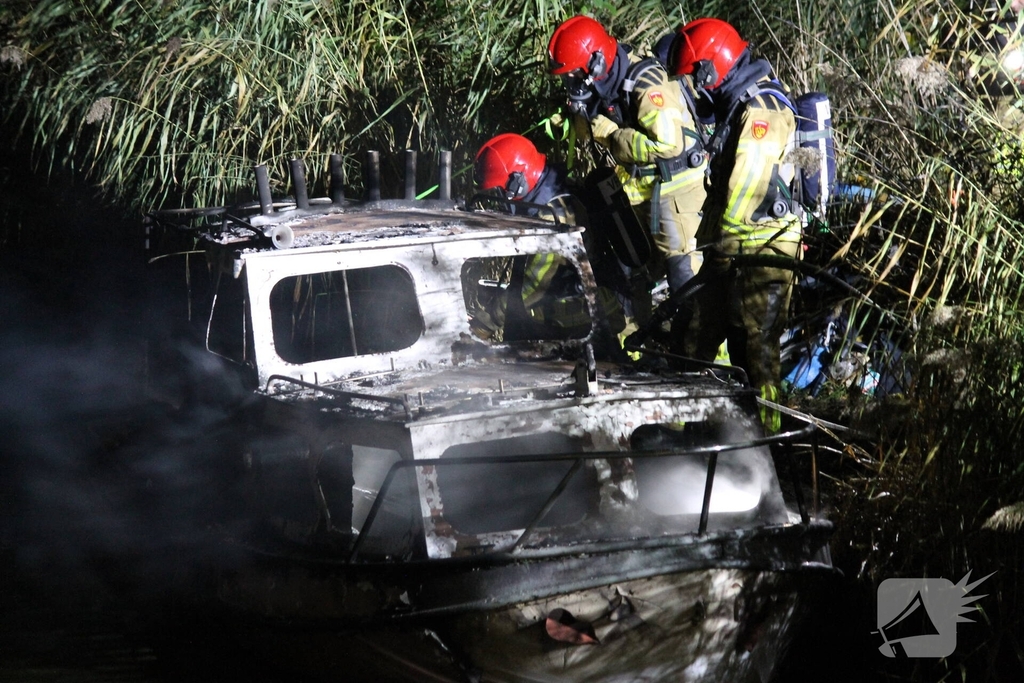 Bootje volledig verbrand tijdens brandincident