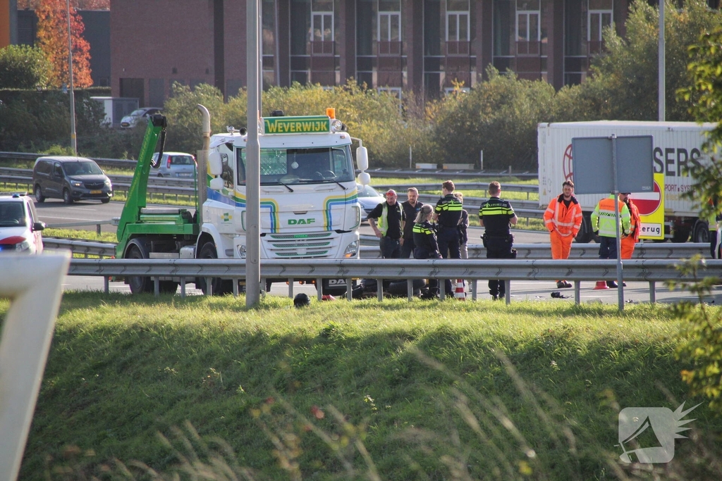 Zwaar ongeval tussen motor en voertuig leidt tot gewonde