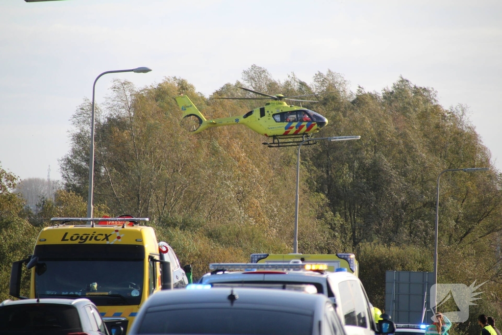 Zwaar ongeval tussen motor en voertuig leidt tot gewonde