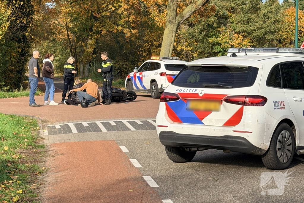 Scooter bestuurder licht gewond bij aanrijding met auto