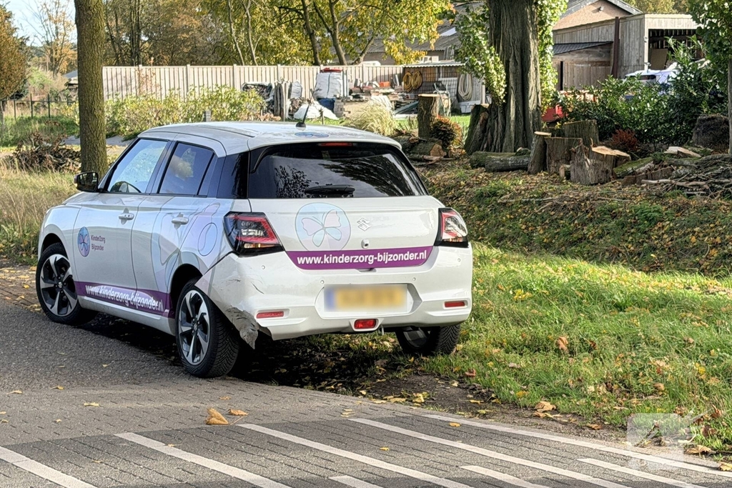 Scooter bestuurder licht gewond bij aanrijding met auto