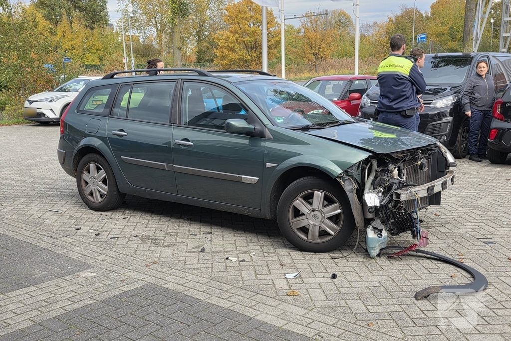Auto ramt geparkeerde wagen na ongeval