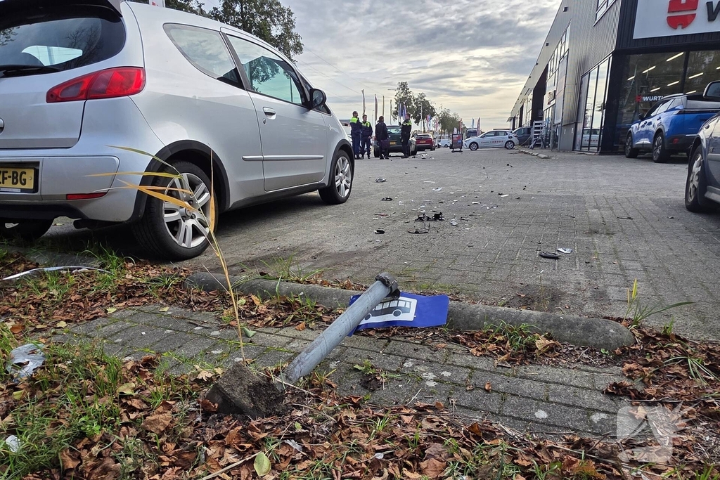 Auto ramt geparkeerde wagen na ongeval