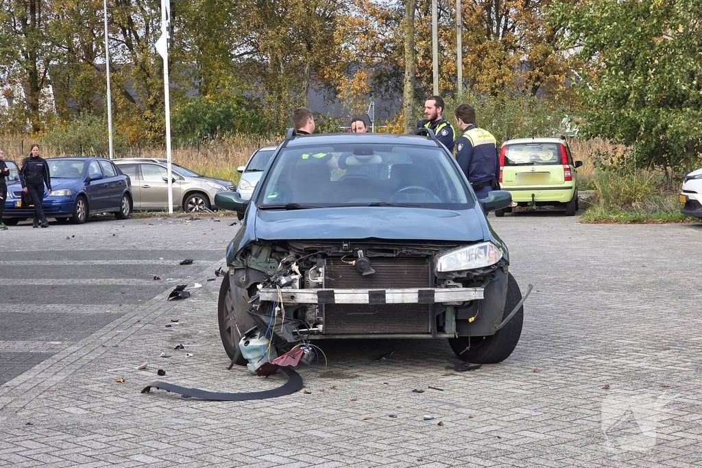 Auto ramt geparkeerde wagen na ongeval