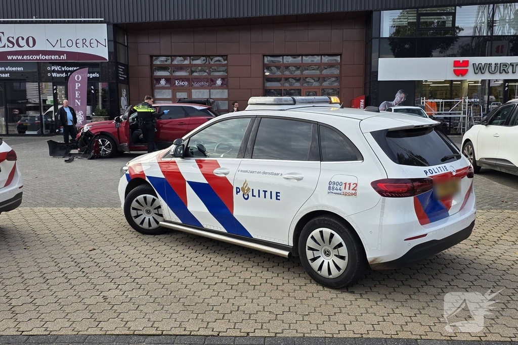 Auto ramt geparkeerde wagen na ongeval
