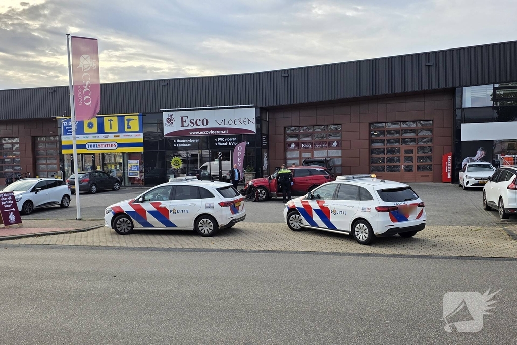 Auto ramt geparkeerde wagen na ongeval