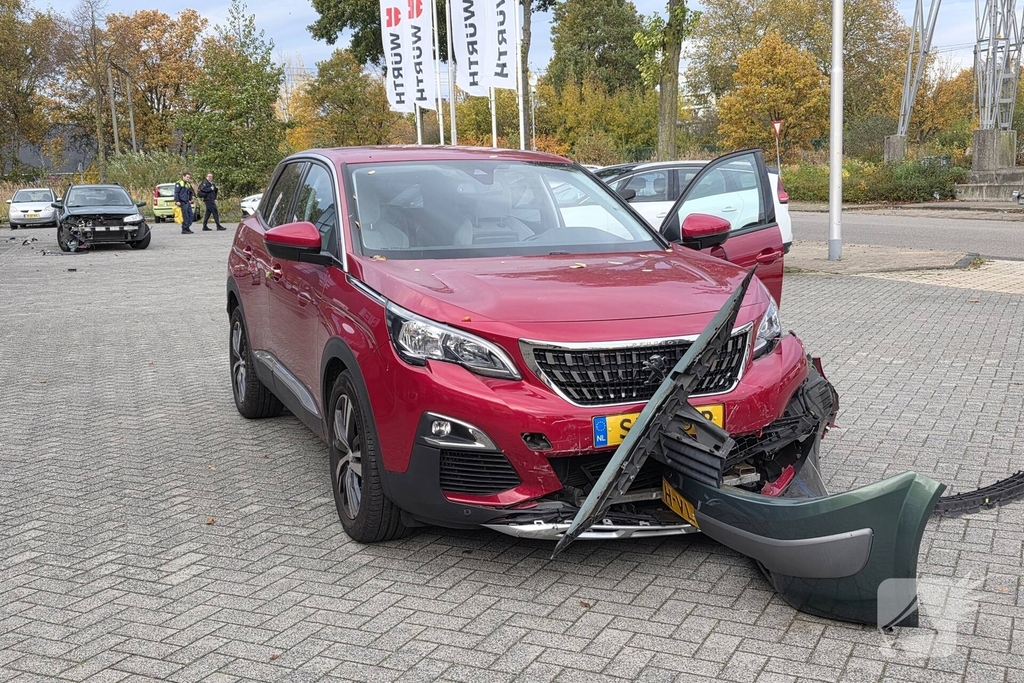 Auto ramt geparkeerde wagen na ongeval