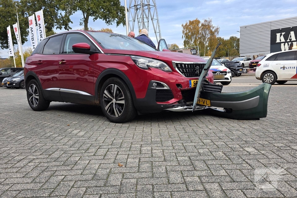 Auto ramt geparkeerde wagen na ongeval