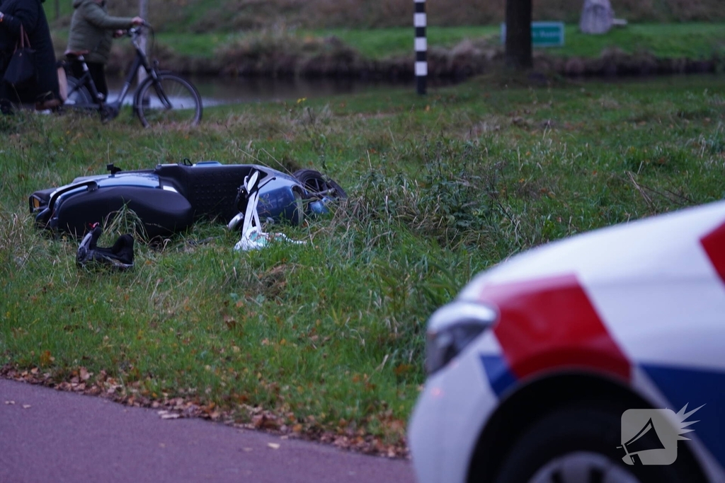 Fietser en scooter botsen op elkaar