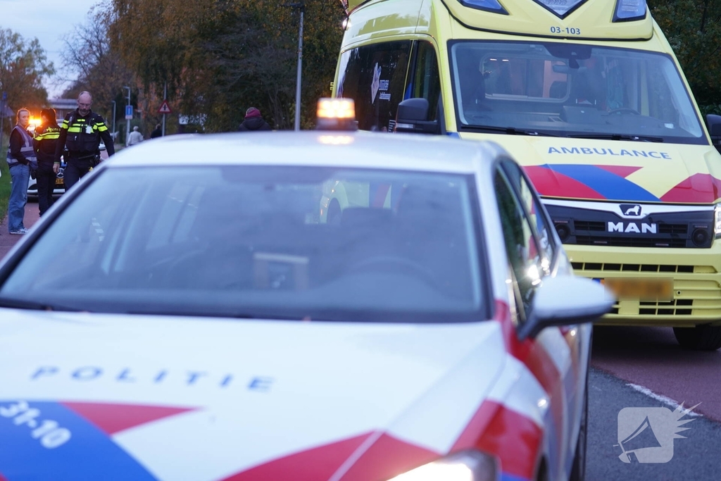 Fietser en scooter botsen op elkaar