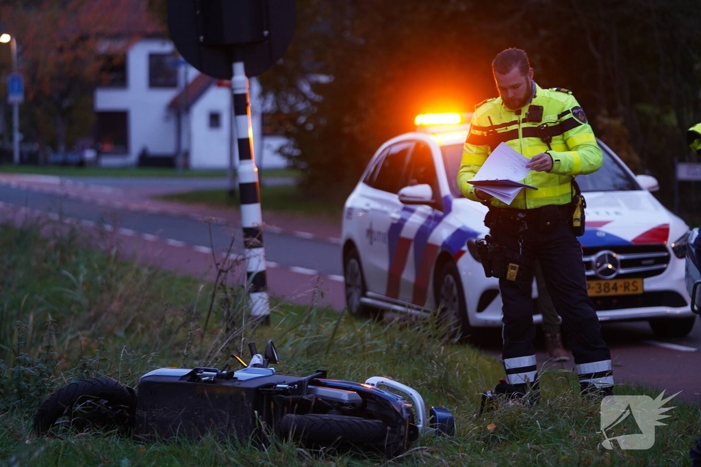 Fietser en scooter botsen op elkaar