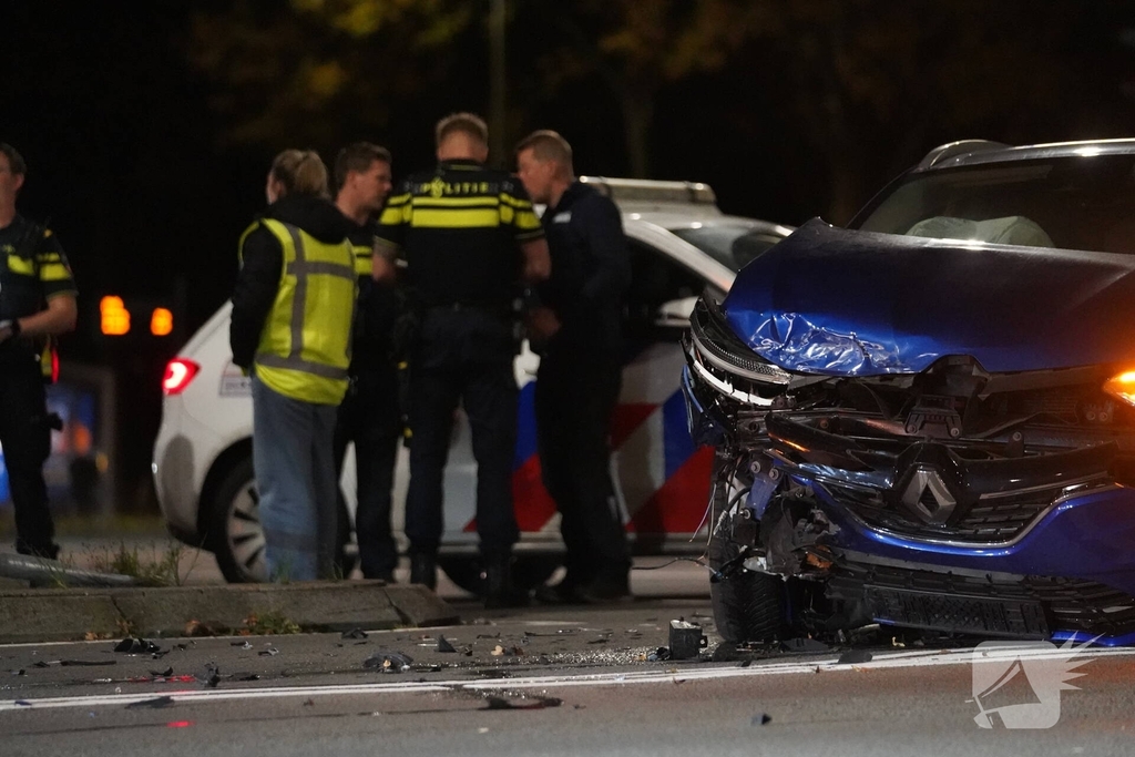 Botsing tussen auto en bestelbus zorgt voor ravage
