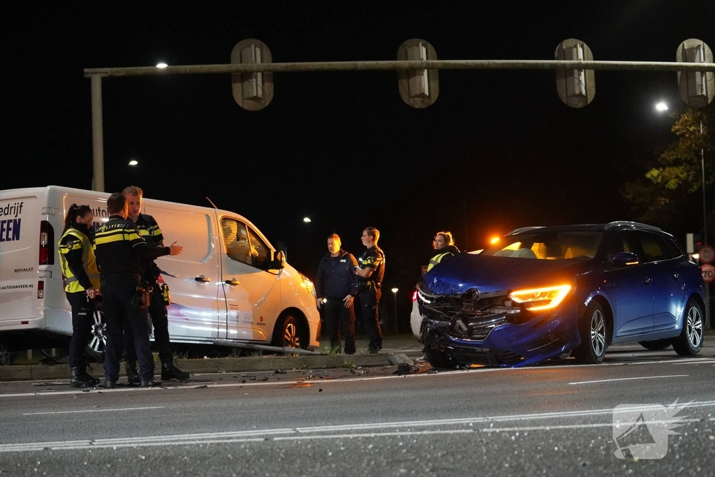 Botsing tussen auto en bestelbus zorgt voor ravage