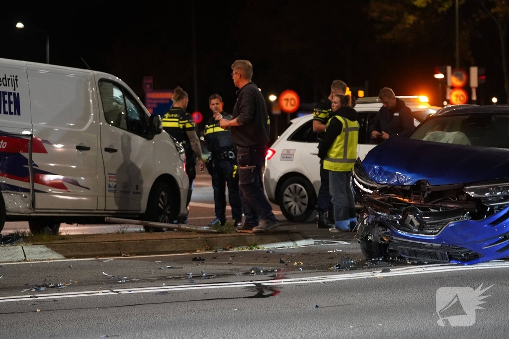 Botsing tussen auto en bestelbus zorgt voor ravage