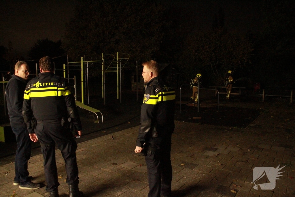 Jongeren steken hout in brand