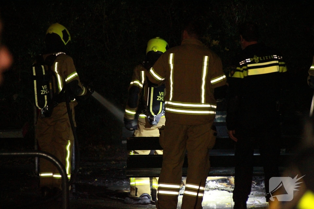 Jongeren steken hout in brand