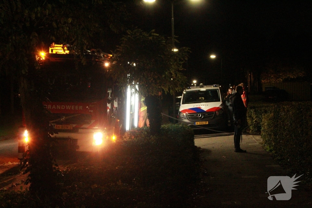 Jongeren steken hout in brand