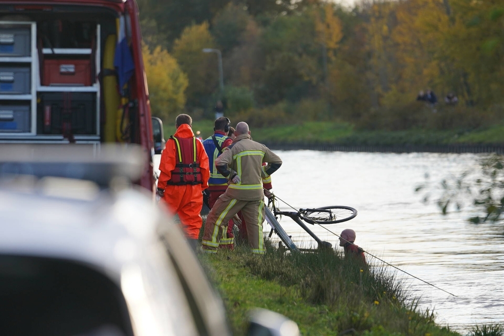 Fietser te water in ernstige situatie