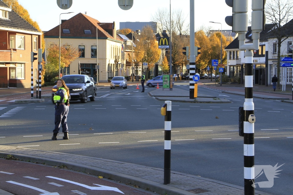 Binnenvaartschip botst tegen stadsbrug