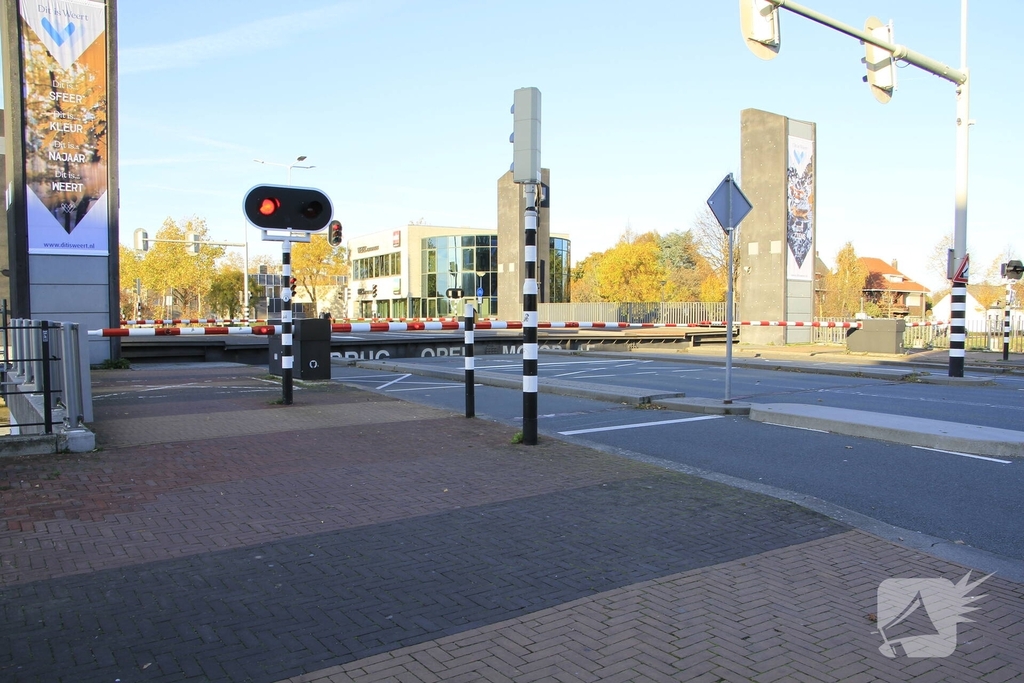 Binnenvaartschip botst tegen stadsbrug