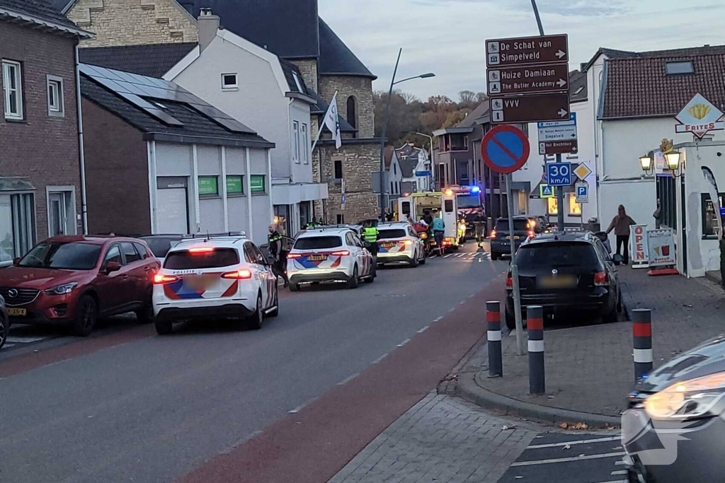 Auto en motor botsen, bestuurder gewond