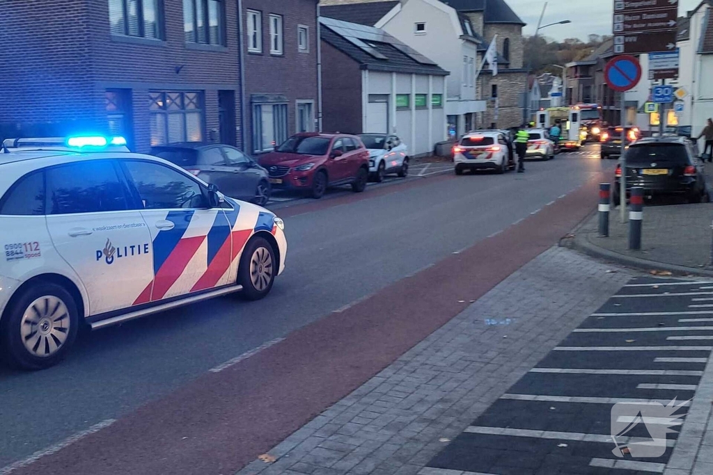 Auto en motor botsen, bestuurder gewond