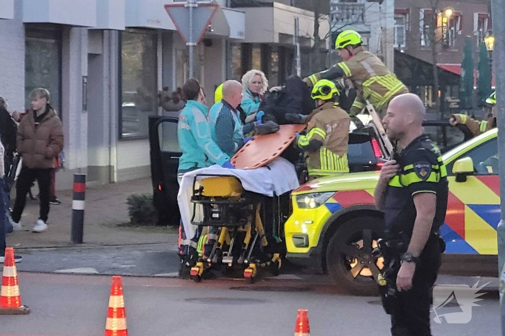 Auto en motor botsen, bestuurder gewond