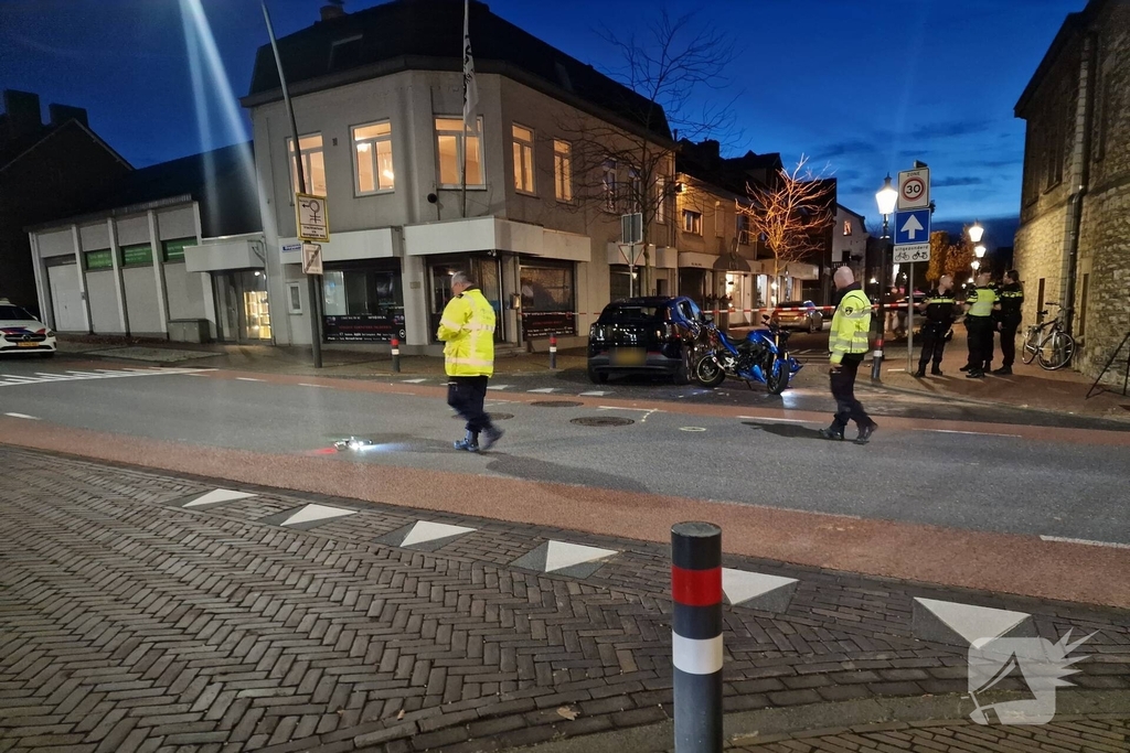 Auto en motor botsen, bestuurder gewond