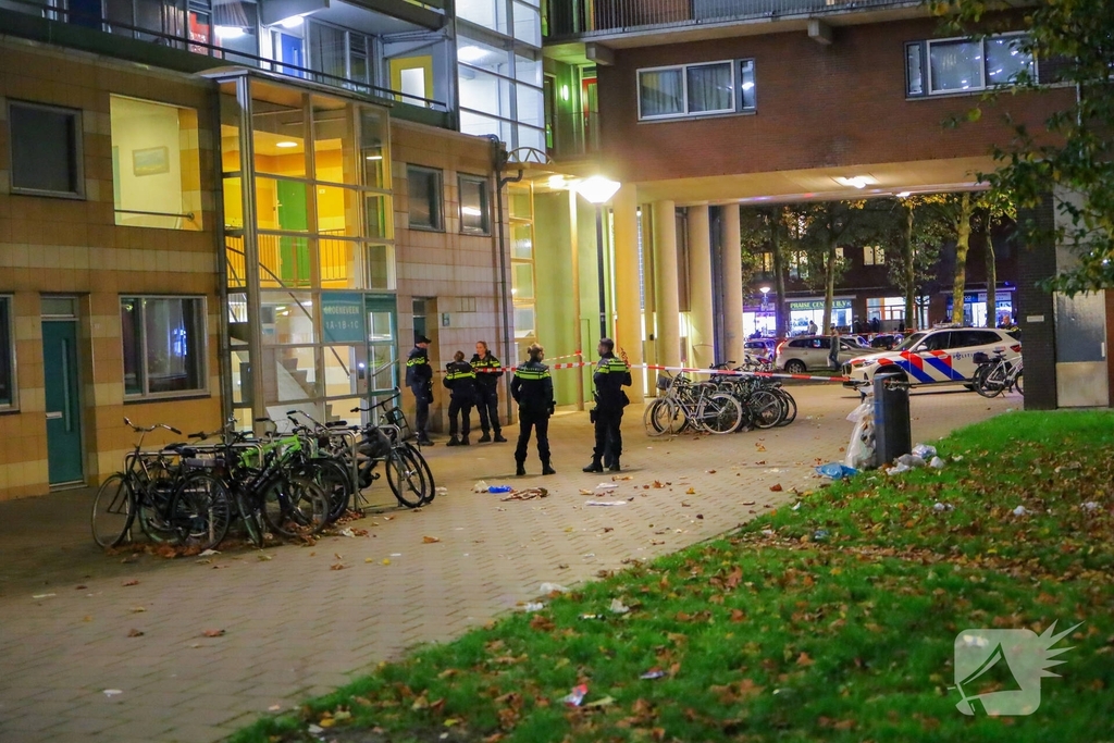 Steekpartij leidt tot gewonde en afzetting van de locatie