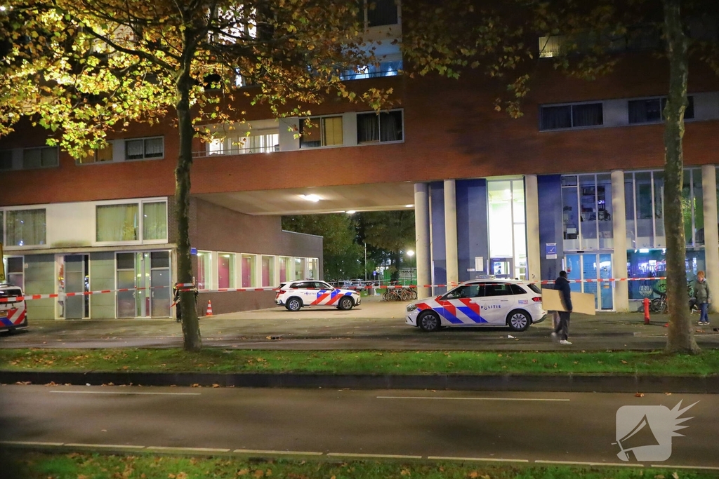 Steekpartij leidt tot gewonde en afzetting van de locatie