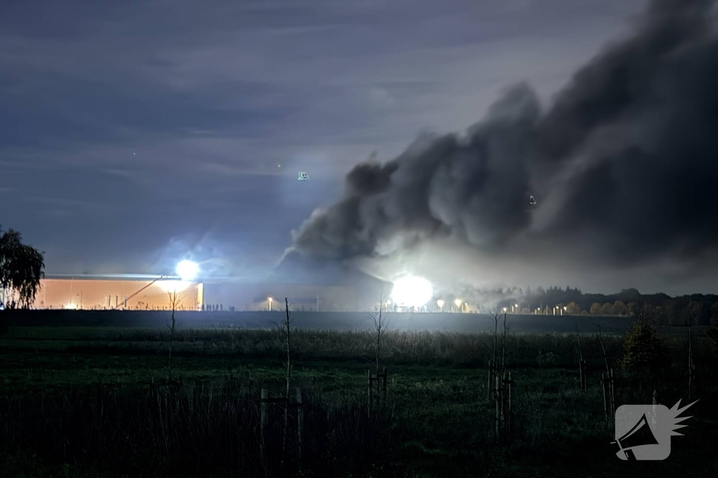 Brand in bedrijfspand leidt tot grote brandweeractie