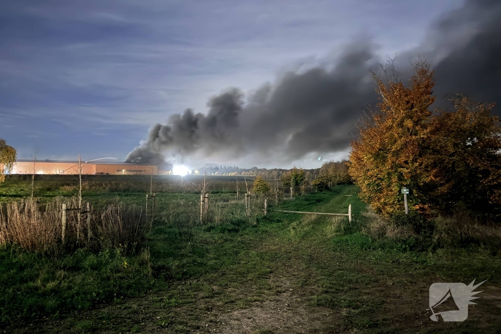 Brand in bedrijfspand leidt tot grote brandweeractie
