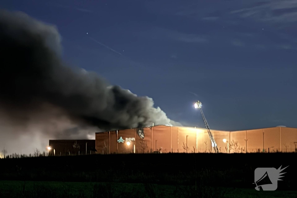 Brand in bedrijfspand leidt tot grote brandweeractie