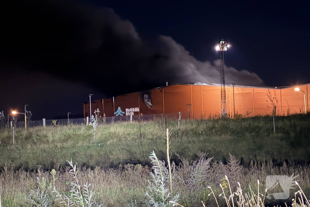Brand in bedrijfspand leidt tot grote brandweeractie