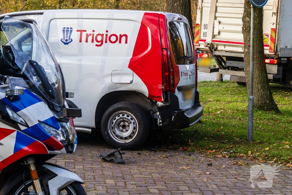 Vrachtwagen zorgt voor ongeval met personenauto