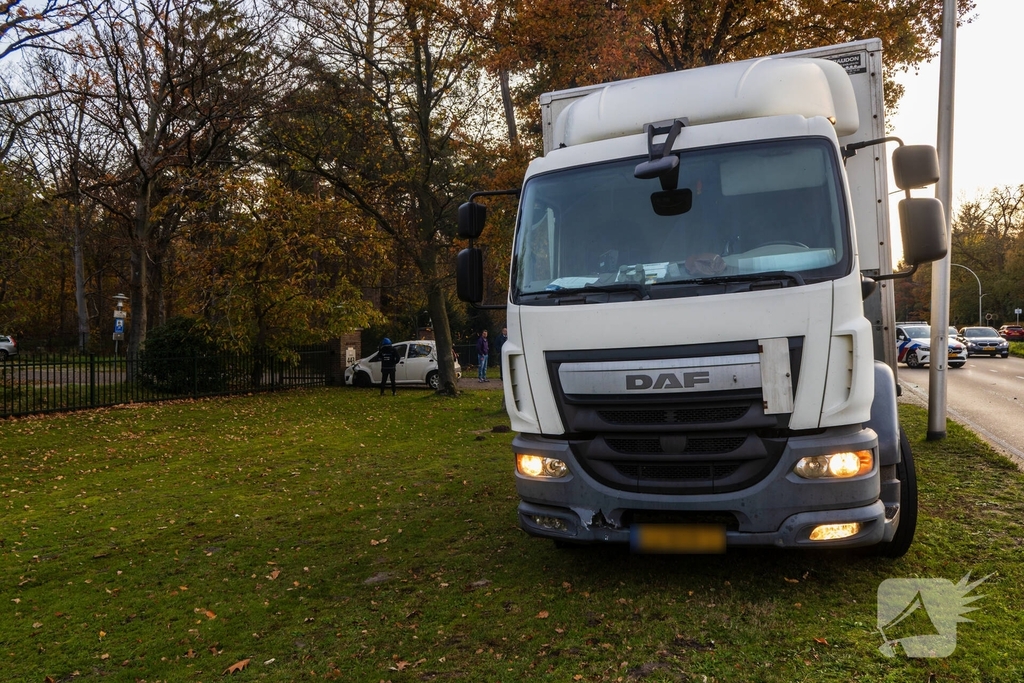 Vrachtwagen zorgt voor ongeval met personenauto