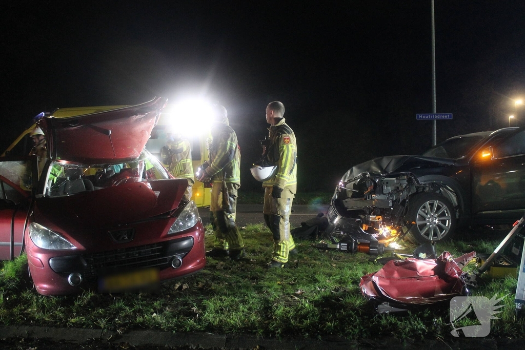 Brandweer bevrijdt persoon na botsing