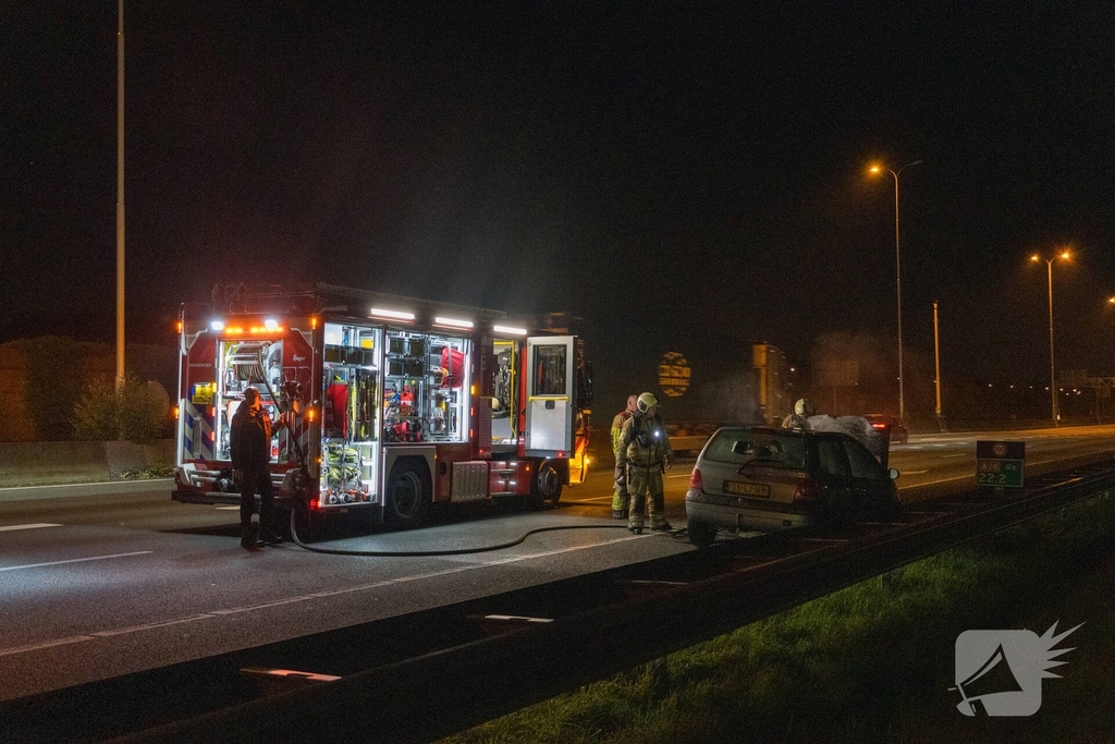 Brandweer blust voertuigbrand
